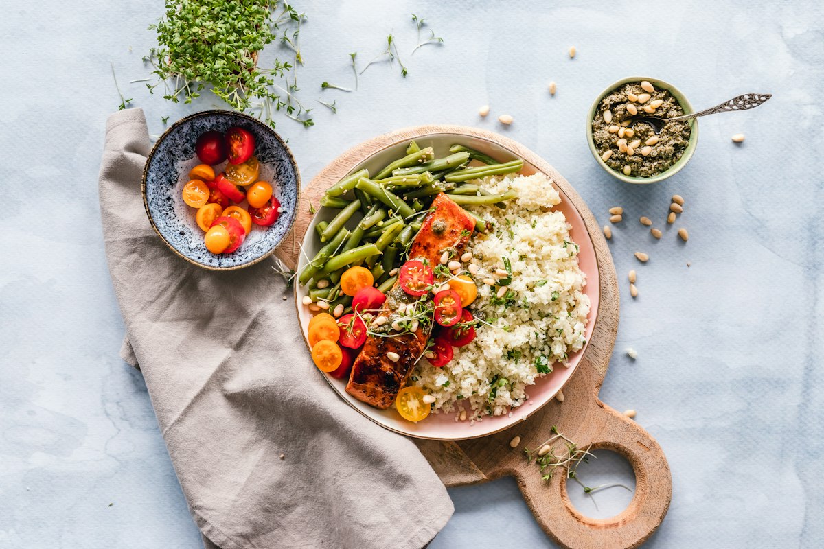 خورش کرفس جا افتاده و روغن انداخته در کنار برنج ایرانی