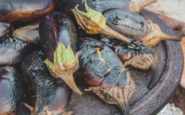 طرز تهیه میرزا قاسمی اصیل گیلانی تزیین شده با تخم مرغ نیمرو و سبزیجات