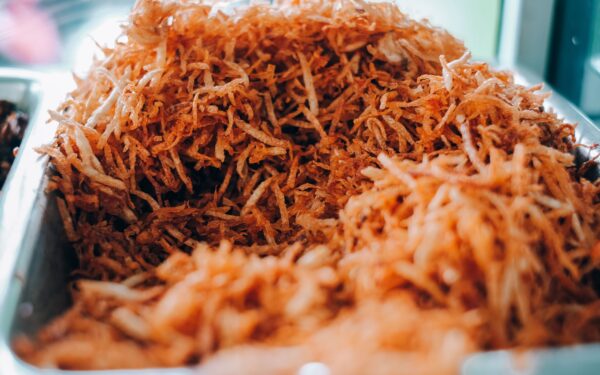طرز تهیه کوکو سیب زمینی پفکی و ترد در تابه با رنگ طلایی و بافت اسفنجی
