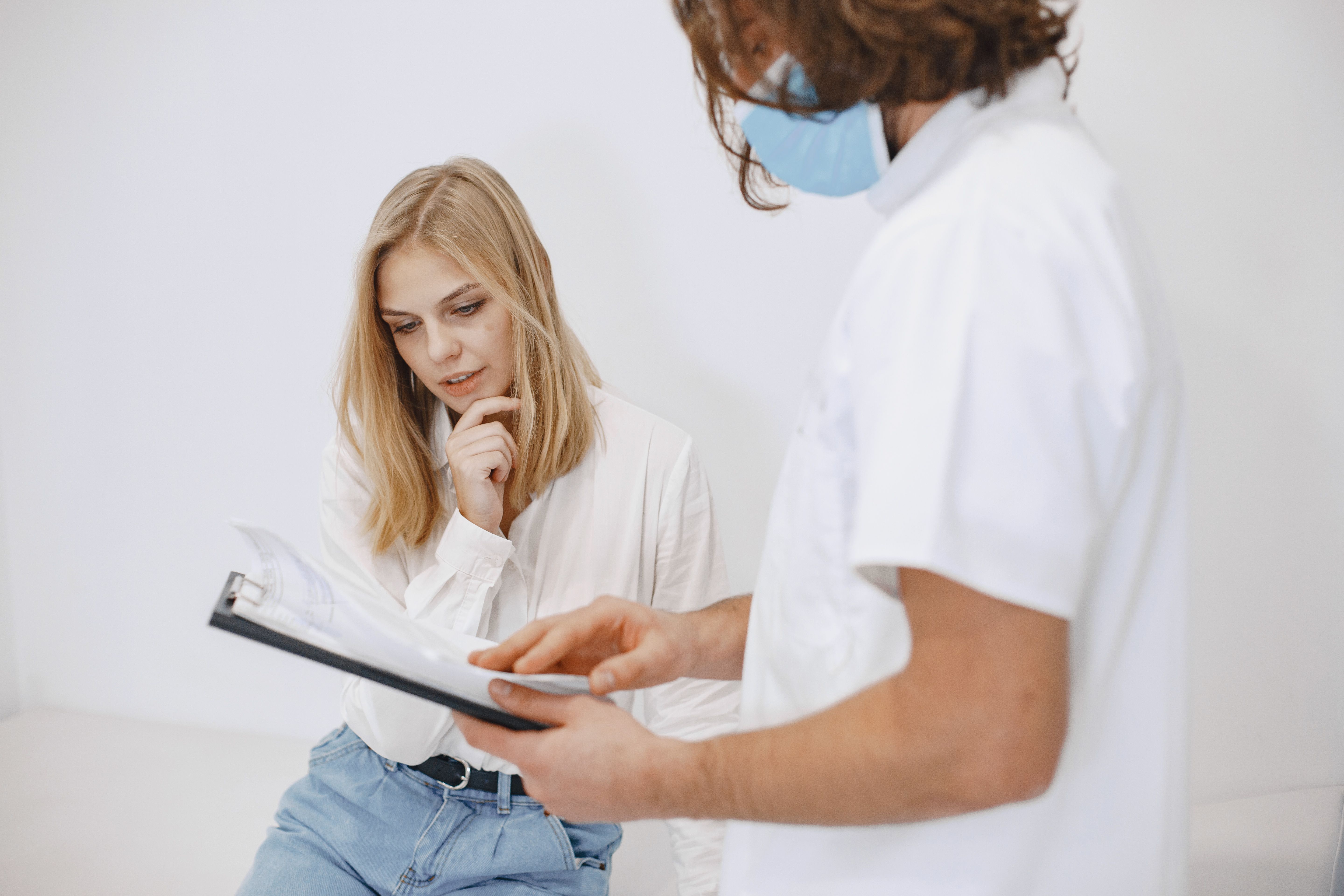 پزشک متخصص زنان در حال بررسی پرونده پزشکی و آناتومی بیمار