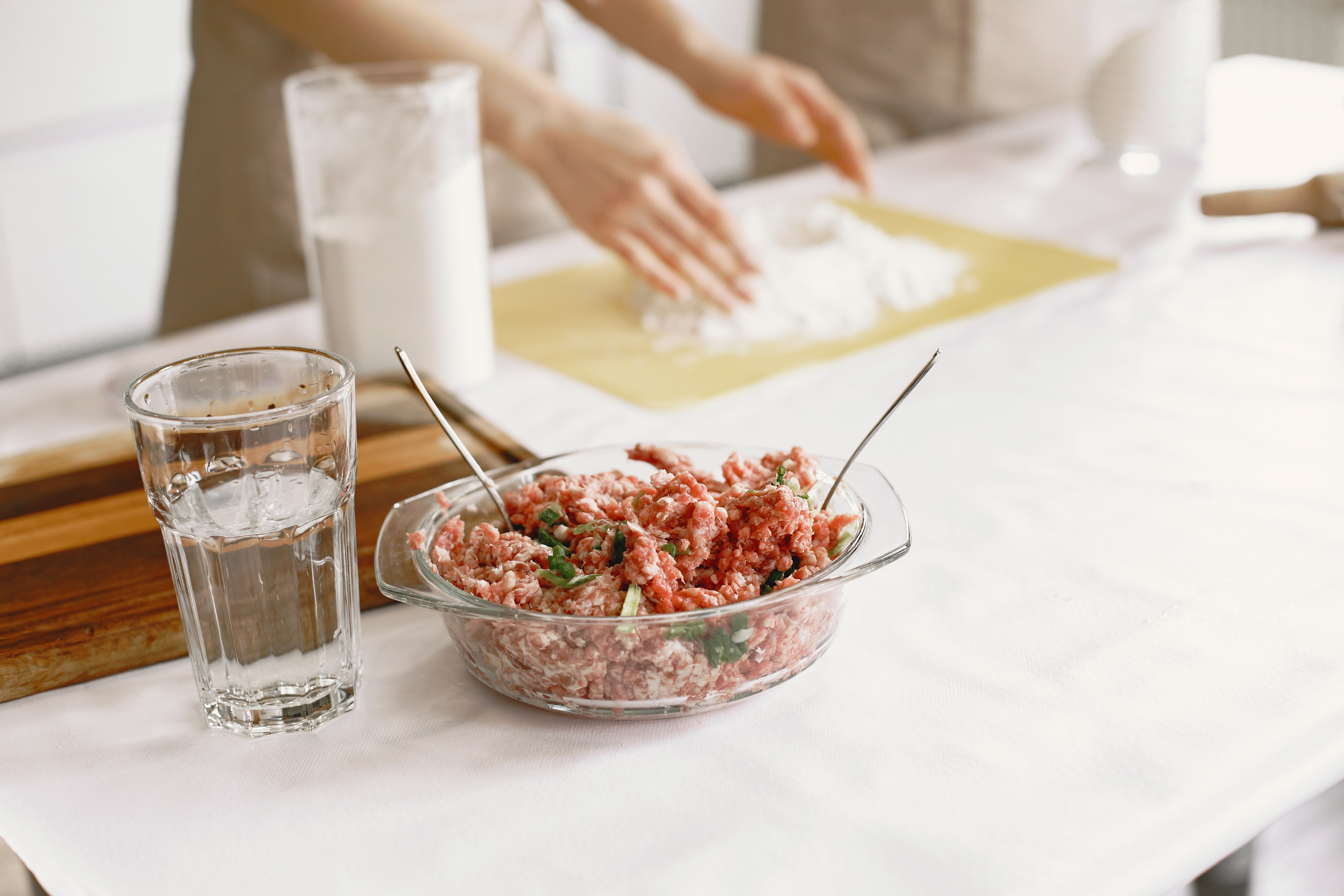 مواد اولیه و مایه کتلت گوشت با سیب‌زمینی رنده‌شده و پیاز آب‌گرفته