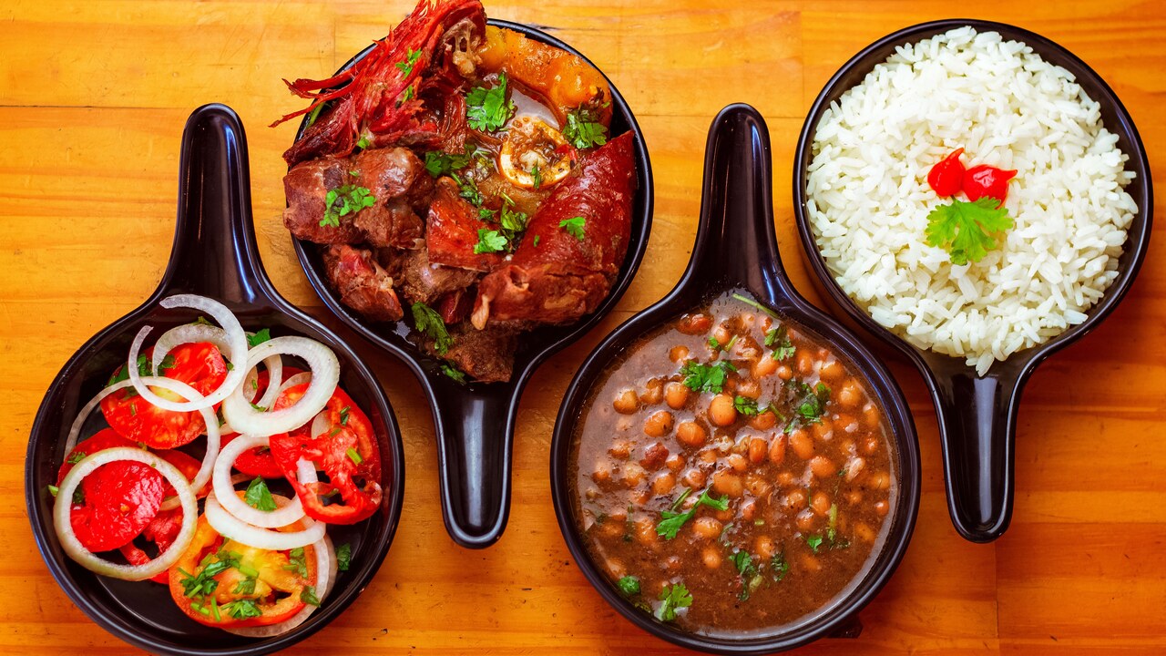 مواد اولیه پخت خوراک لوبیا چیتی لعاب دار در قابلمه