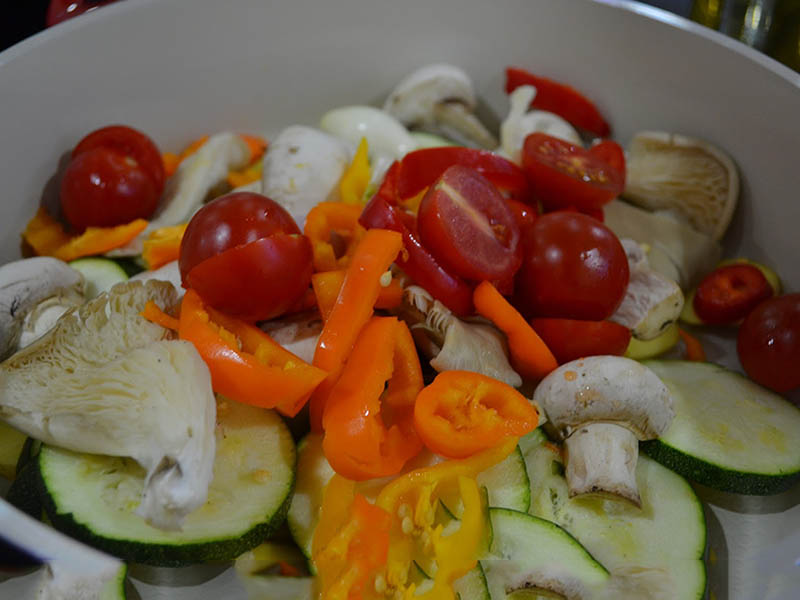 طرز تهیه کامل  خوراک ماهی قزل آلا 5 ستاره همراه با سالاد سبزیجات
