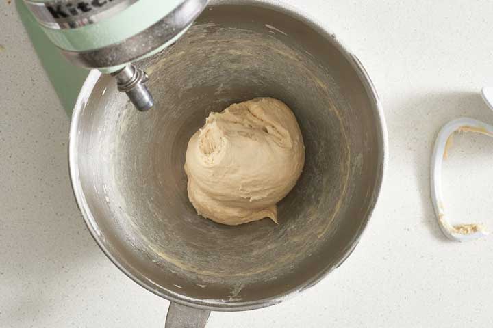 طرز تهیه خمیر پیتزا خانگی ترد و پفکی با روشی سریع و آسان