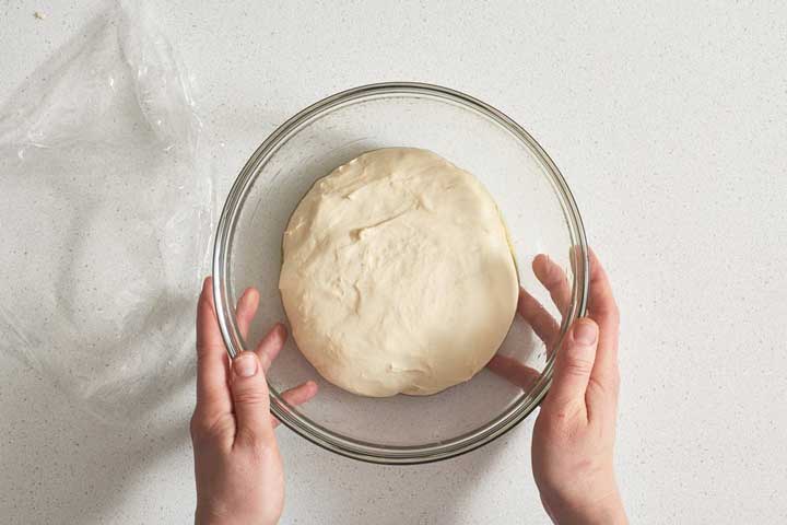 طرز تهیه خمیر پیتزا خانگی ترد و پفکی با روشی سریع و آسان