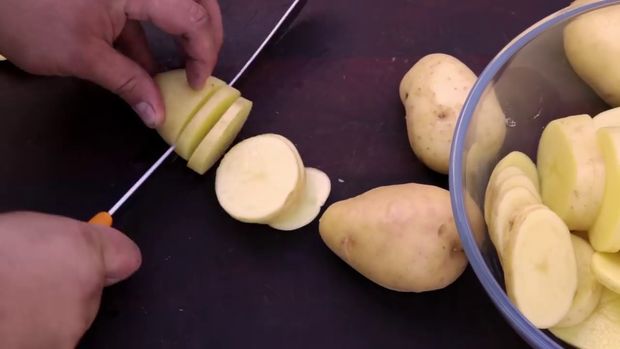 طرز تهیه یک غذای پیک نیکی با سیب زمینی