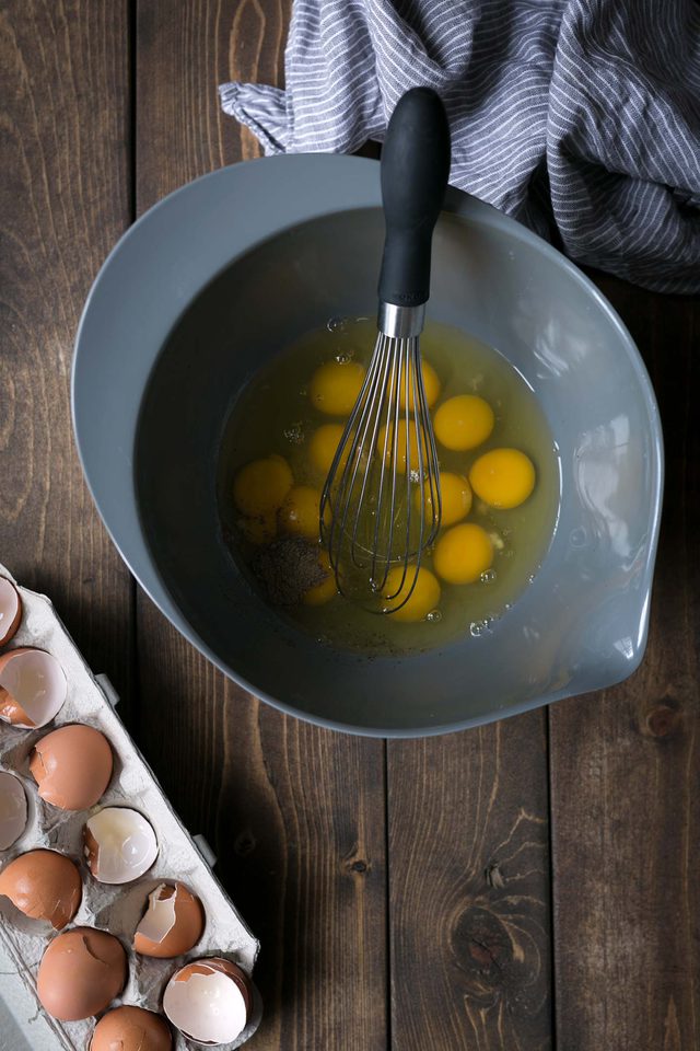 طرز تهیه آشپزی آسان: تخم مرغ های پنیری در قالب مافین