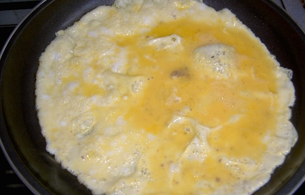 طرز تهیه صبحانه ای دلچسب با املت پنیر و ژامبون