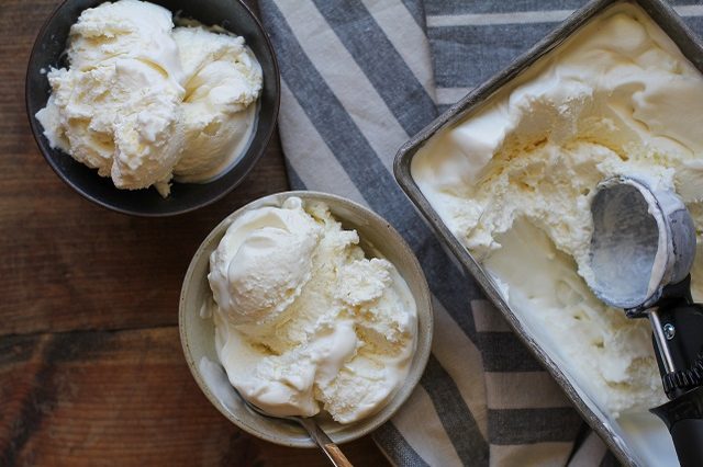 طرز تهیه چگونه با 3 ماده بستنی وانیلی درست کنیم