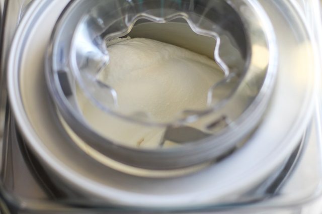 طرز تهیه چگونه با 3 ماده بستنی وانیلی درست کنیم