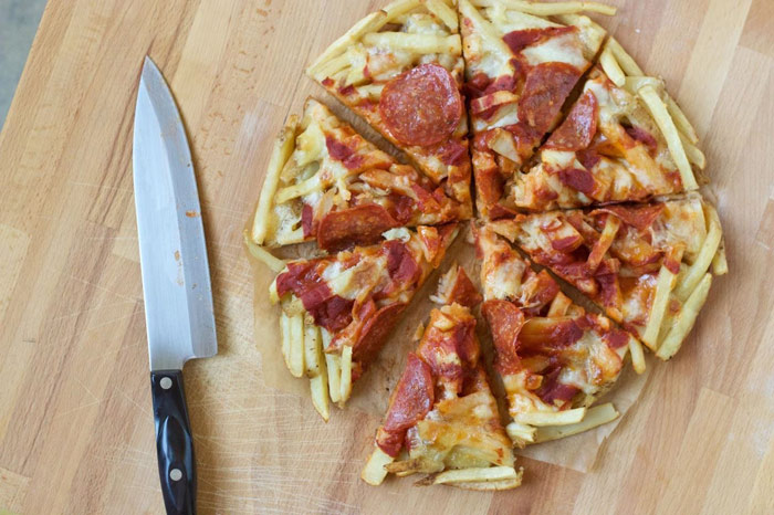 طرز تهیه یک پیتزای متفاوت با سیب زمینی سرخ کرده