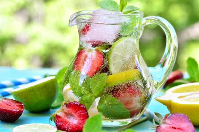 طرز تهیه نوشیدنی توت فرنگی و گیاهان تازه