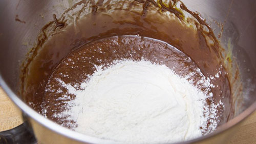 طرز تهیه کیک شکلاتی با شکلات سوربن