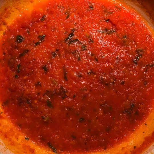 طرز تهیه سس گوجه فرنگی و ریحان مرحله به مرحله