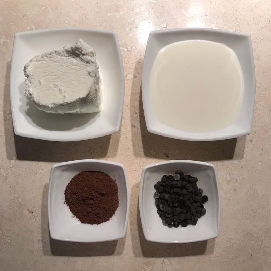 طرز تهیه میلک شیک شکلاتی مرحله به مرحله