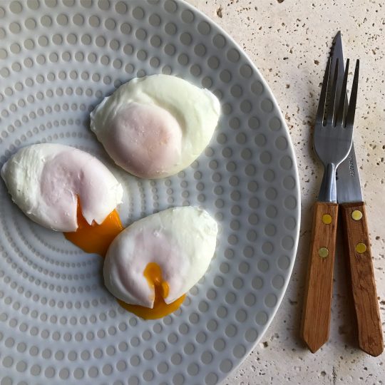 طرز تهیه روش  تخم مرغ آب پز بدون پوست (پوچد اگز)