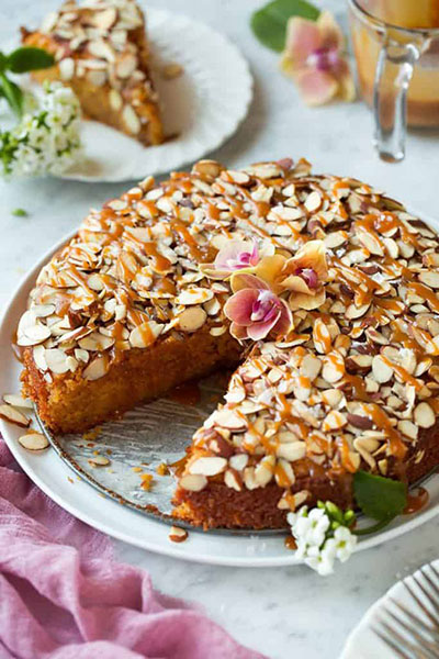 طرز تهیه کیک بادام با سس کارامل؛ عصر زمستانی خود را دوست داشتنی کنید!