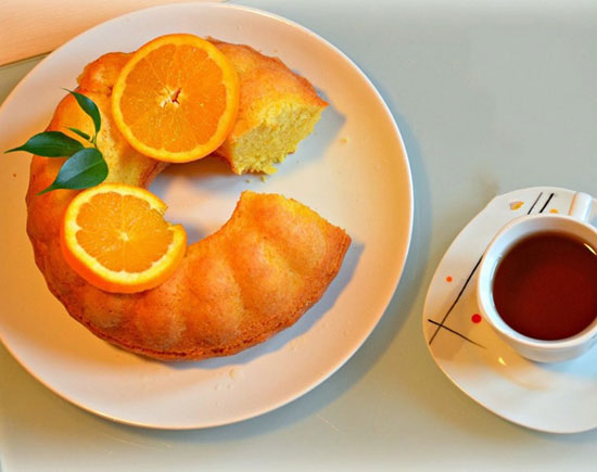 طرز تهیه کیک پرتقالی با سس کاراملی؛ عصرانه دلچسب پاییزی