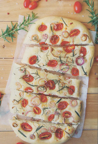 طرز تهیه نان فوکاسیا؛ نان ایتالیایی با گوجه گیلاسی