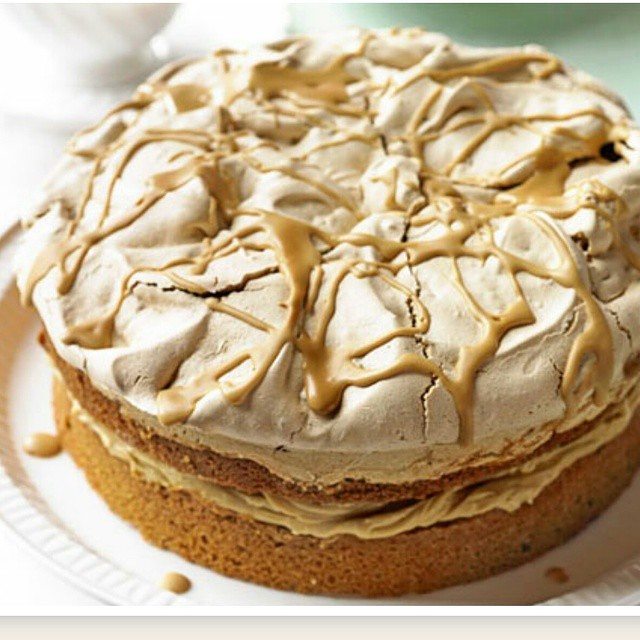 طرز تهیه کیک نسکافه با کرم و سس نسکافه ای و مرنگ
