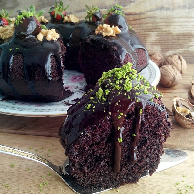طرز تهیه کیک شکلاتی نرم با سس شکلاتی