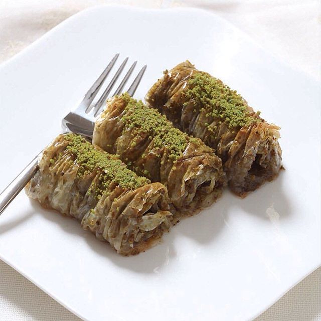 طرز تهیه باقلوای پسته ای