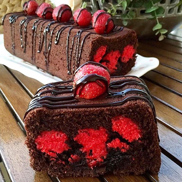 طرز تهیه کیک شکلاتی و توت فرنگی