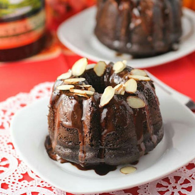 طرز تهیه بانت کیک شکلاتی با سس شکلاتی براق ایرلندی