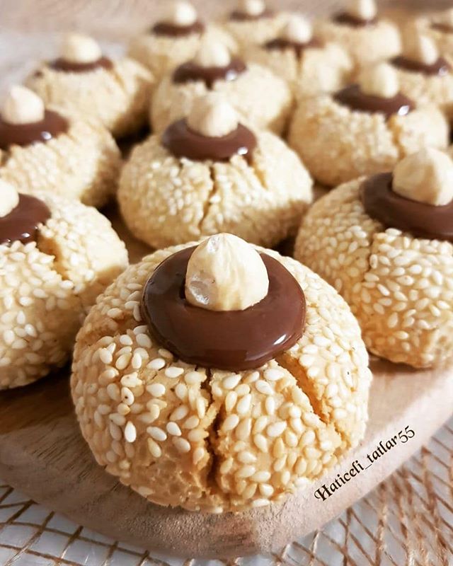 طرز تهیه قرابیه کنجدی شکلاتی