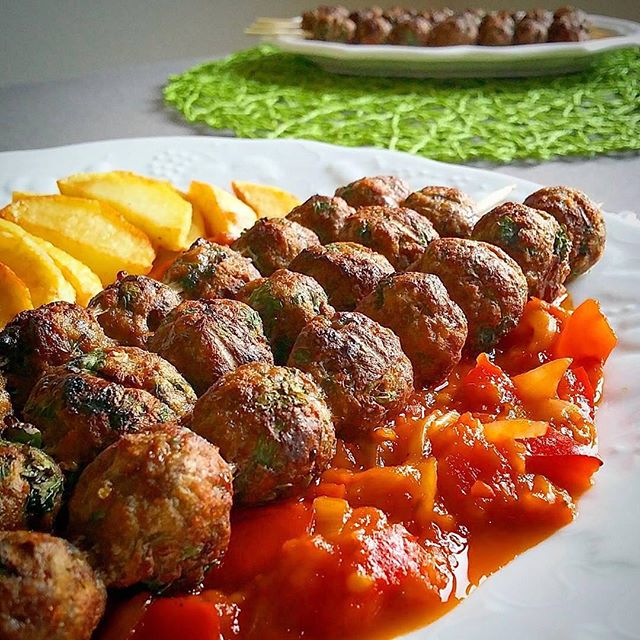 طرز تهیه کوفته سیخی با سس گوجه